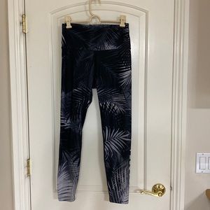 EUC With brand Peloton black palms leggings Sz L
